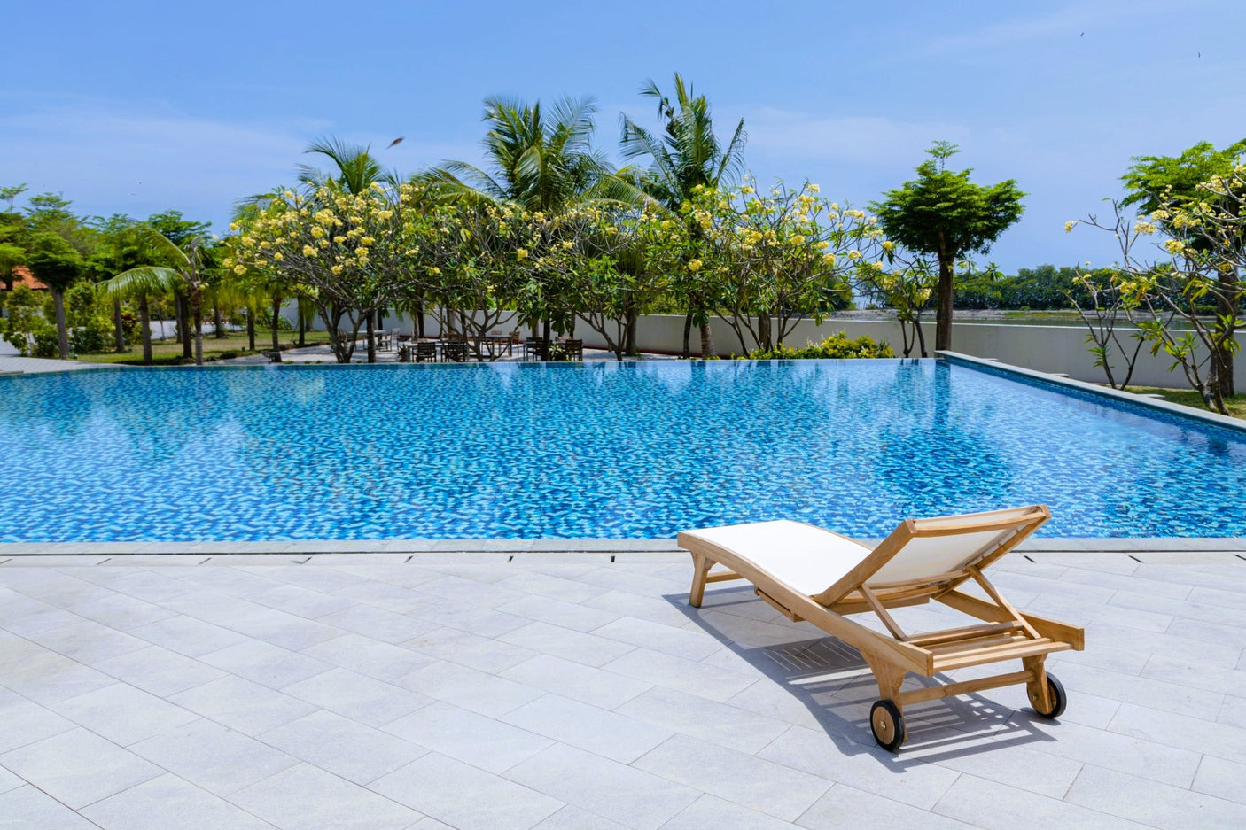 Teak Batyline ligbed wit – Massief teak met wielen