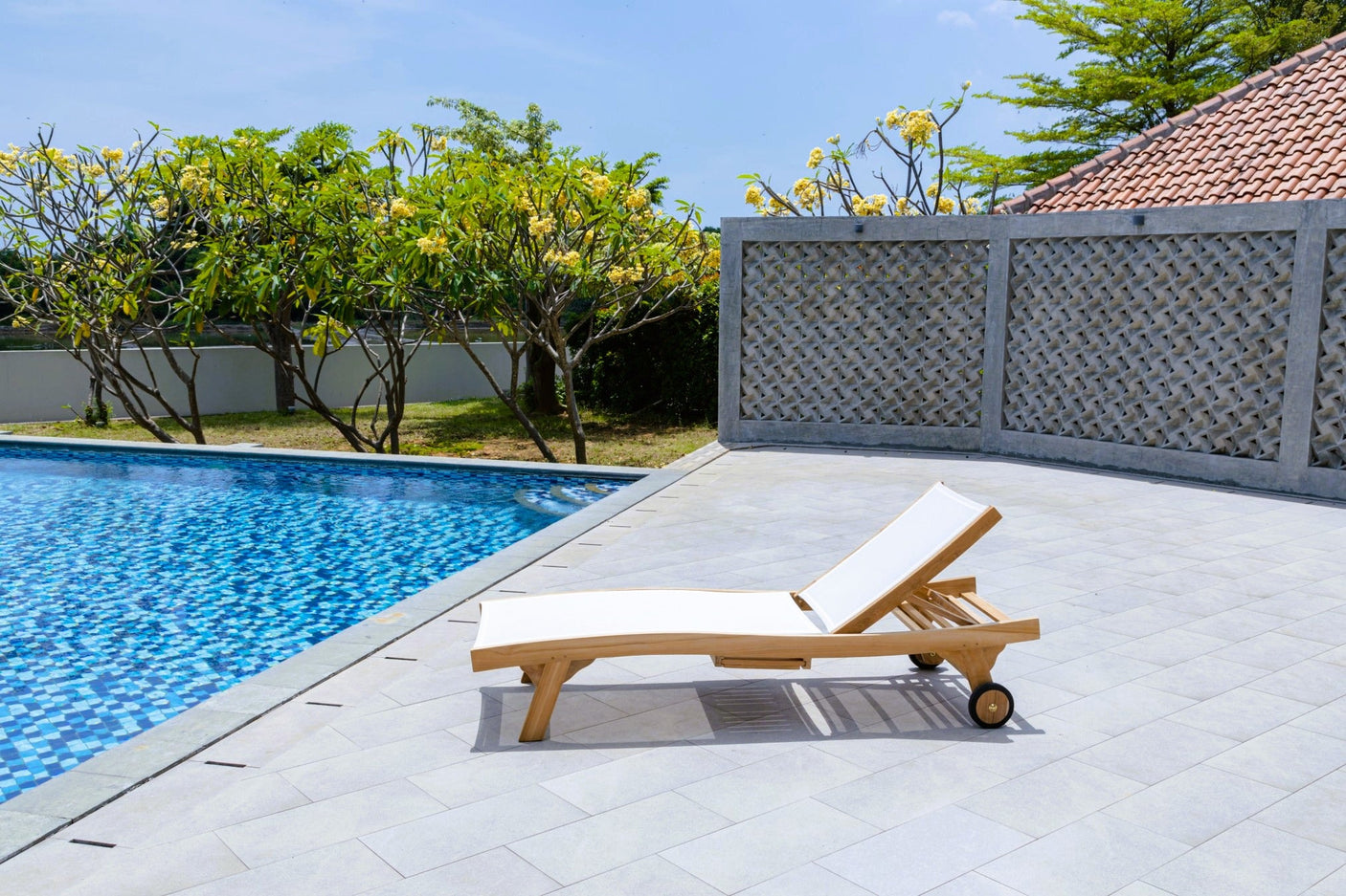 Teak Batyline ligbed wit – Massief teak met wielen