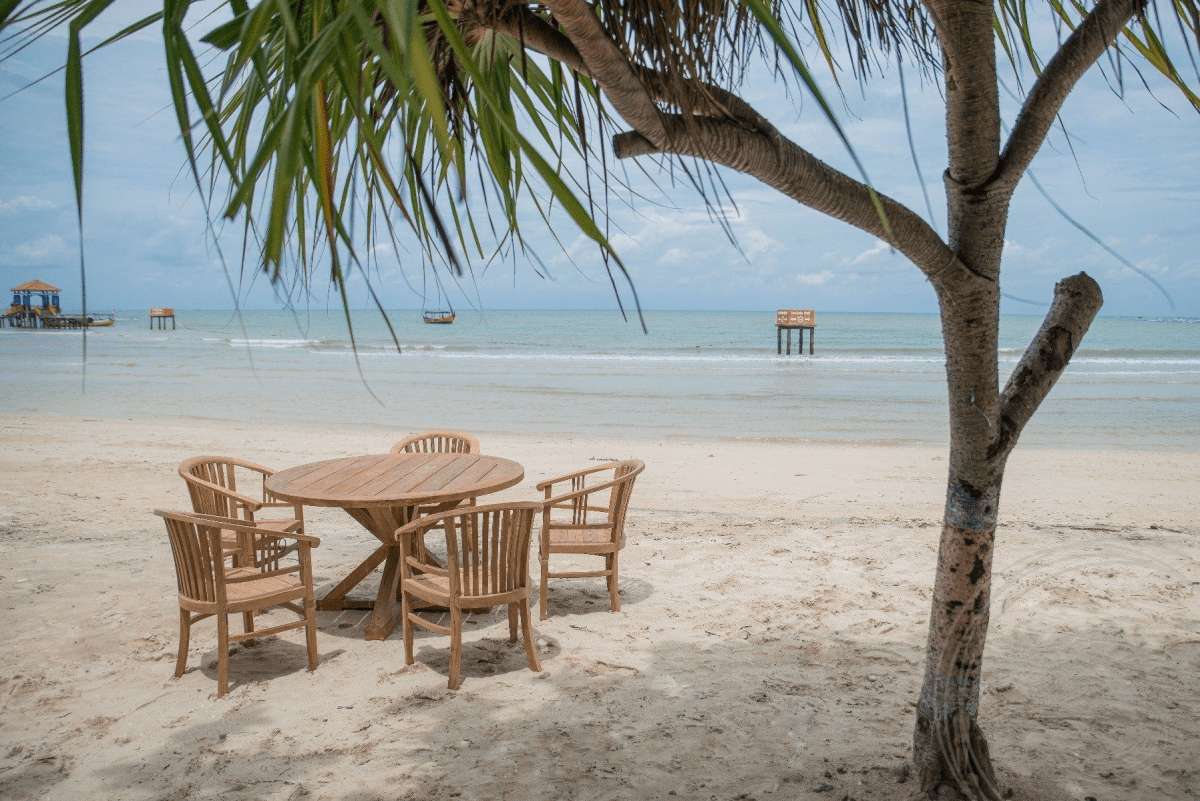 Ronde teak tuintafel 140 + 5 Betawi Gelung stoelen