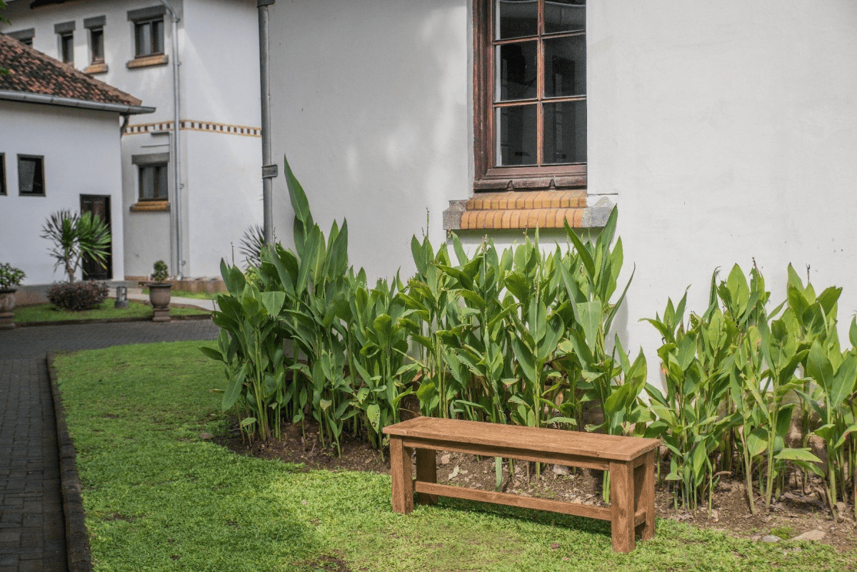 Teak tuintafel 140x90cm + 4 stoelen + bank