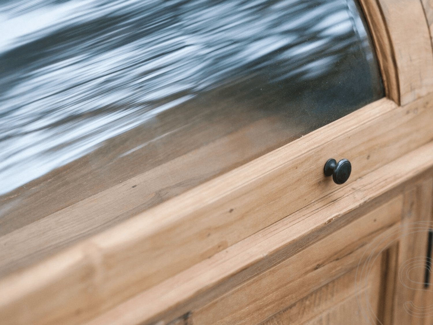 Teak grutterskast 110cm met bolle kleppen - Souren Meubels