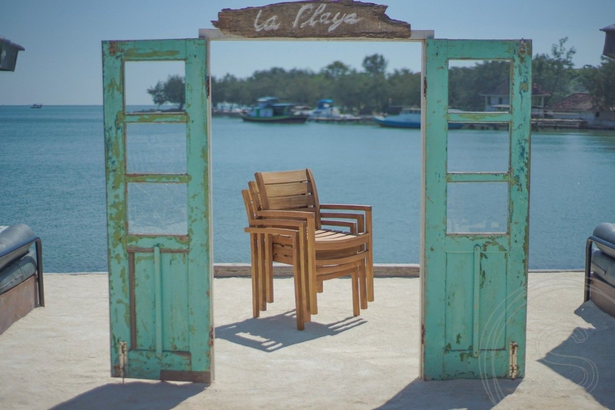 Teak tuintafel 220x100cm + 6 stapelstoelen