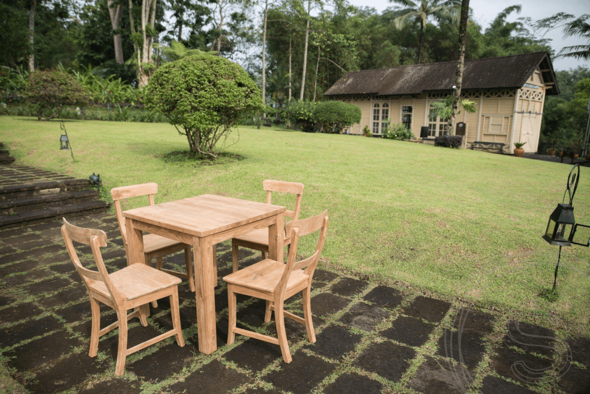 Teak tafel 80x80 + 4 stoelen