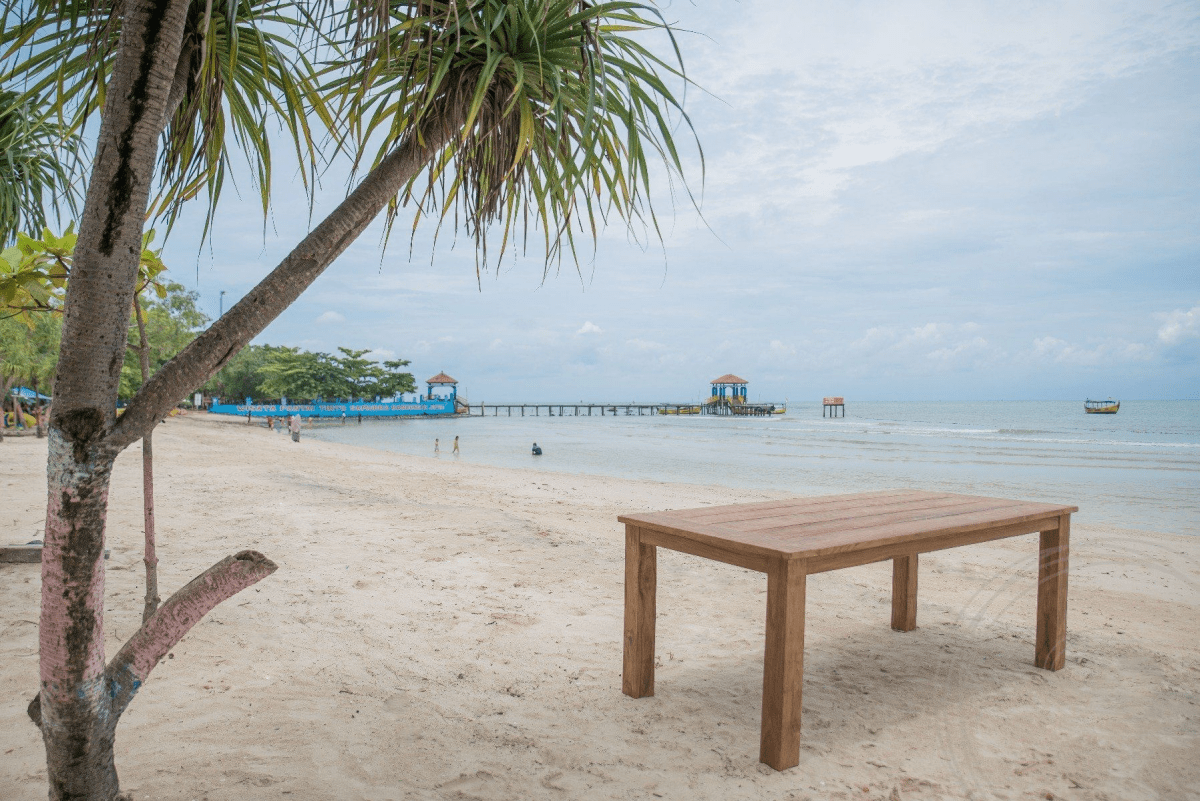 Teak tuintafel 220x100cm + 4 beaufort stoelen + bank