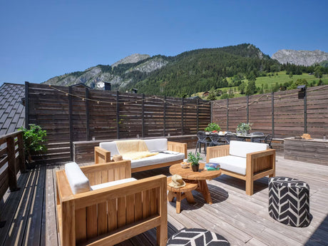 Teakhouten tafels voor Penthouse Mont Grange in de Franse Alpen