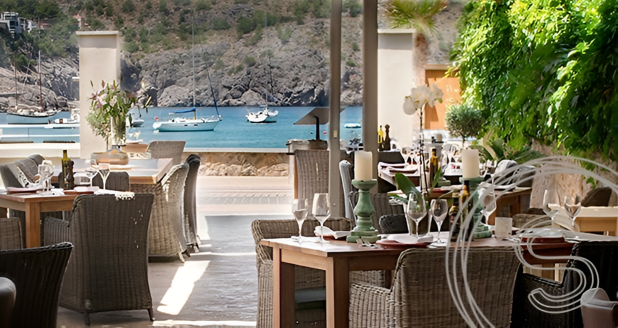 Tafels en stoelen voor restaurant Sa Barca Mallorca