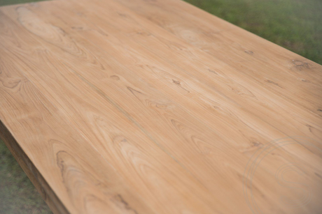 Hoe maak je een teakhouten tafel met schroefpoten?