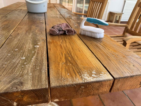 Schimmel van teak tuinmeubelen verwijderen en herhaling voorkomen - Souren Meubels