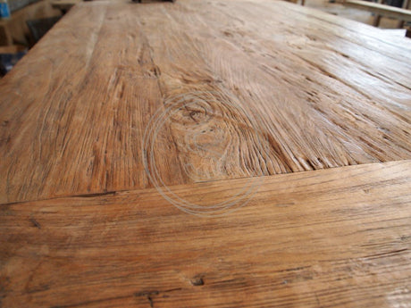 Verwijder voorzichtig vlekken van een teakhouten tafel - Souren Meubels