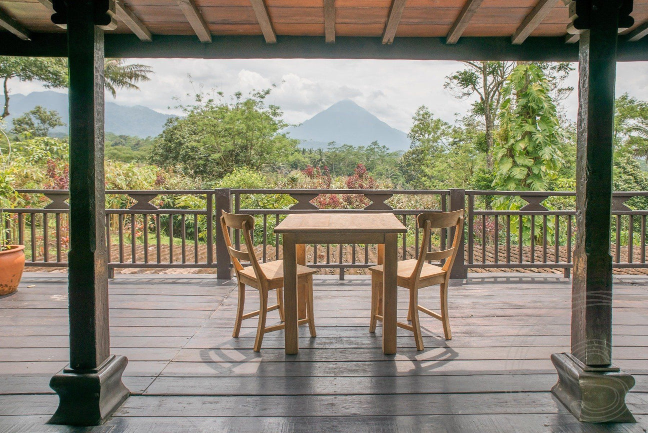 Teak eettafel met twee teakstoelen