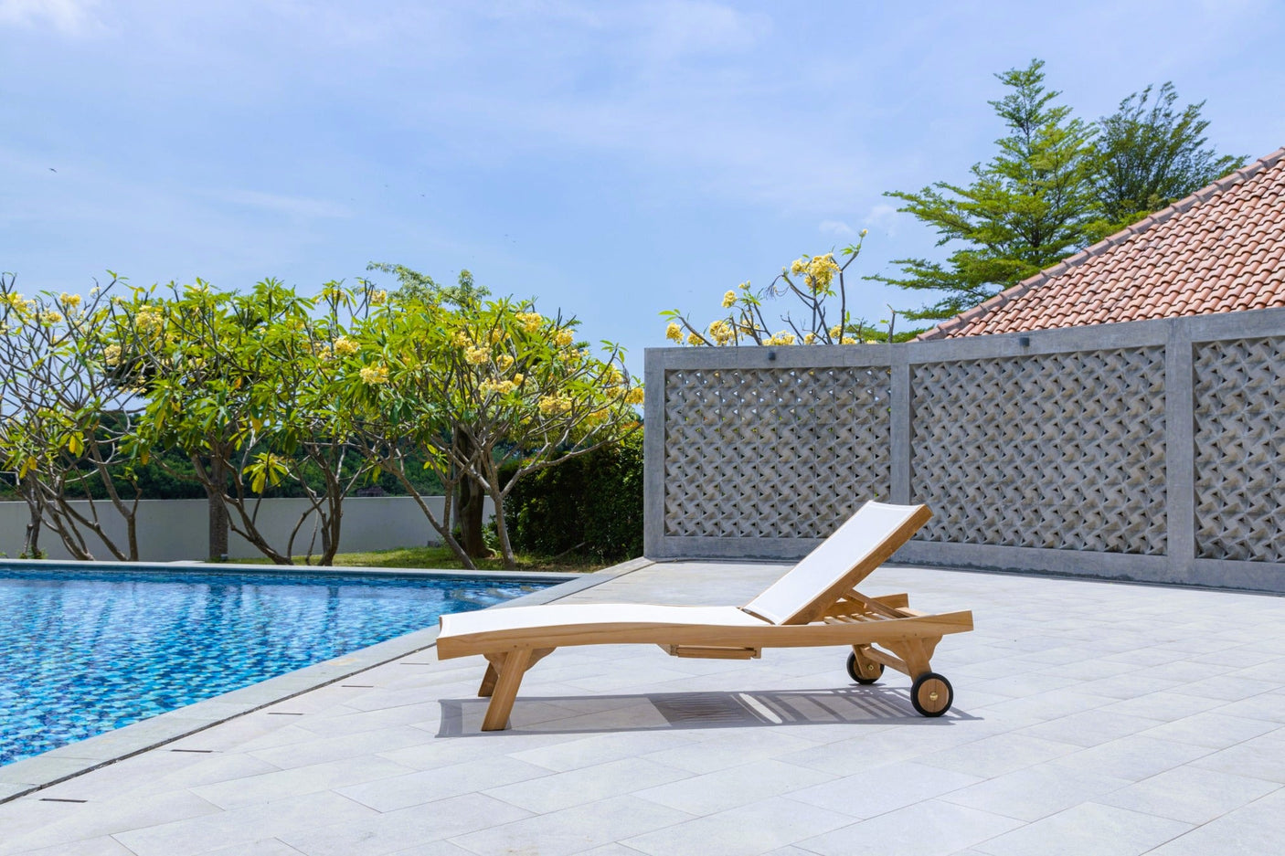 Teak Batyline ligbed wit – Massief teak met wielen