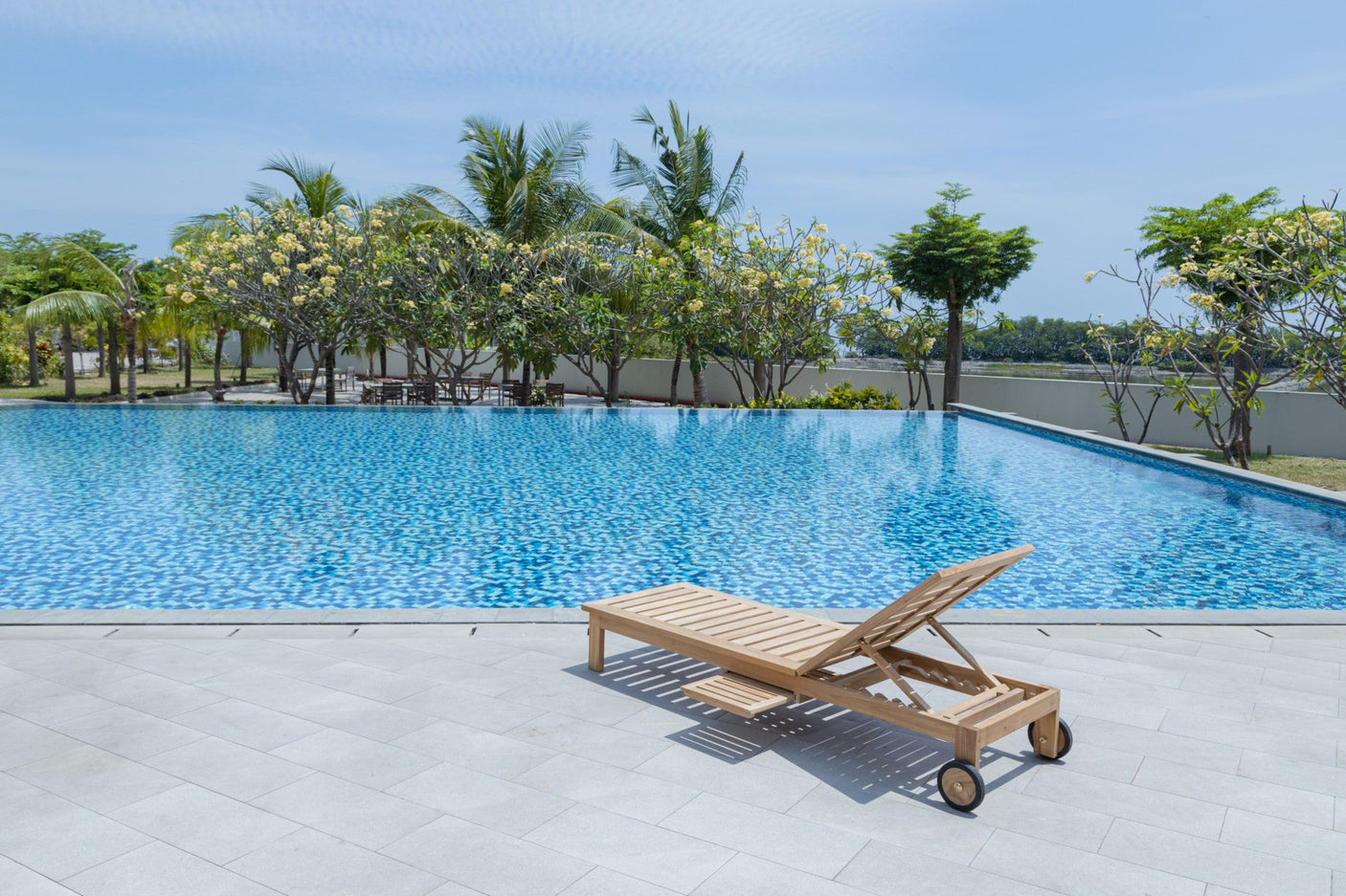 Teak ligstoel met wielen en zijtafeltje – Massief teak