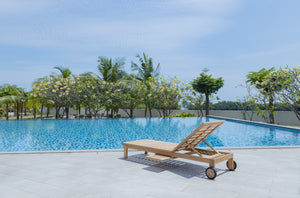 Teak ligstoel met wielen en zijtafeltje – Massief teak