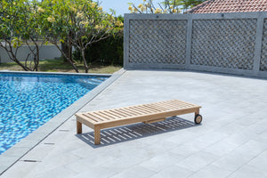 Teak ligstoel met wielen en zijtafeltje – Massief teak