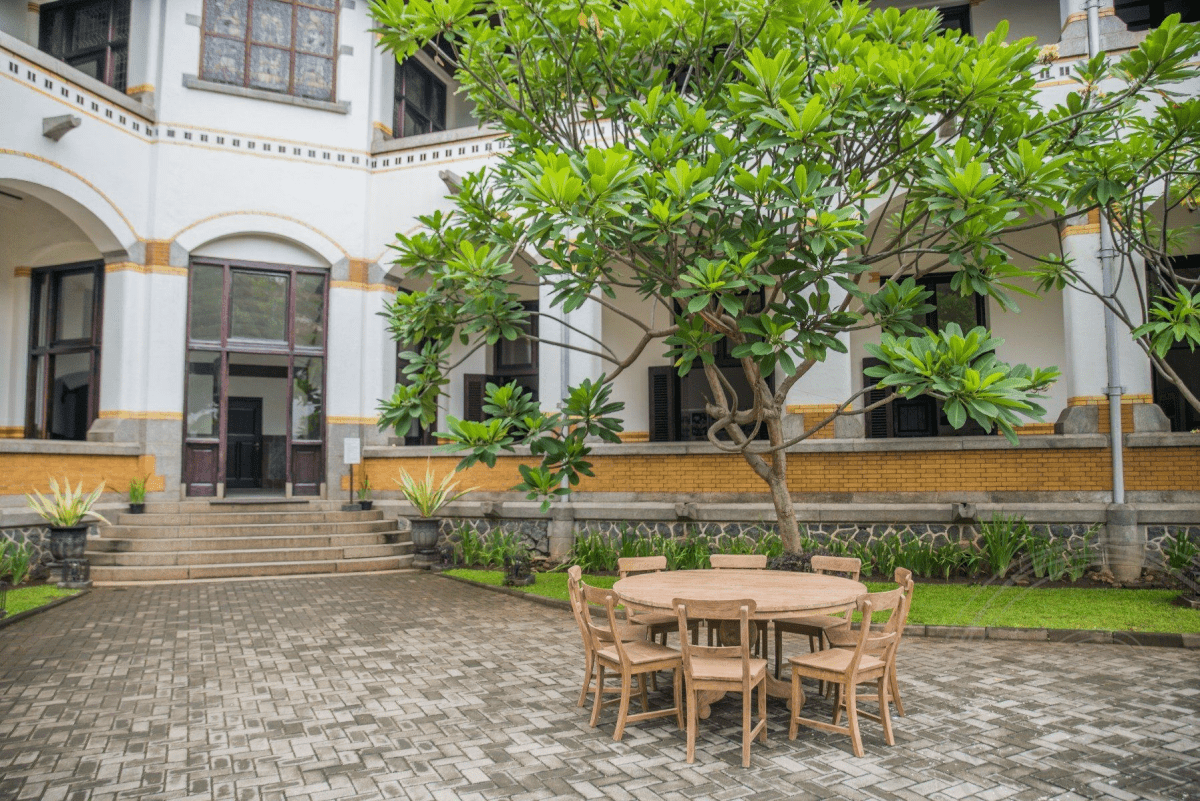 Ronde teak tafel 160 oud hout + 8 stoelen